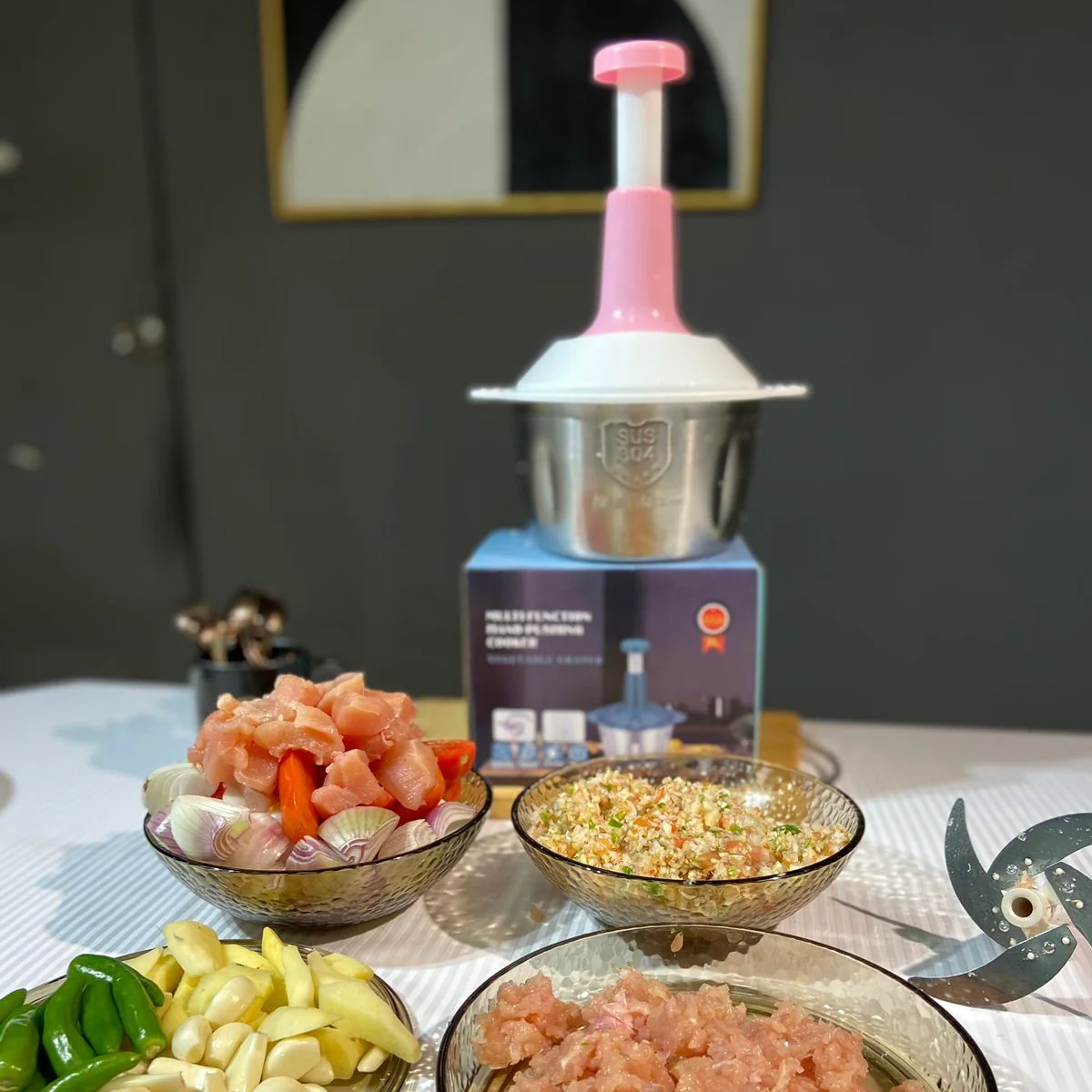 Premium Manual Hand Push Food Chopper 2L – 4 Curved Stainless Steel Blades ke Sath Vegetable, Meat, Onion, Garlic aur Fruits Cutter | Strong, Durable aur Easy to Use